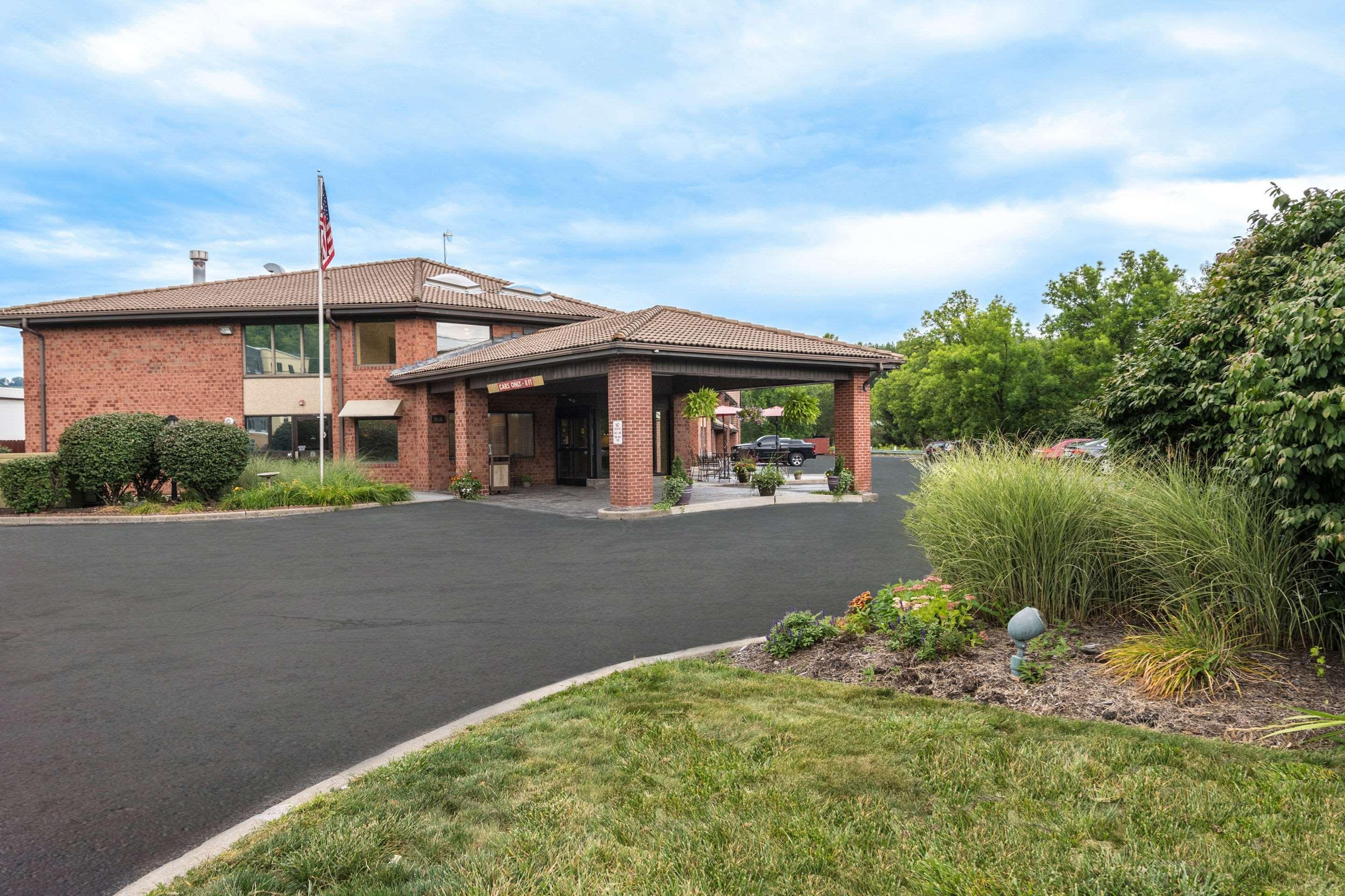 Quality Inn Ithaca - University Area Bagian luar foto