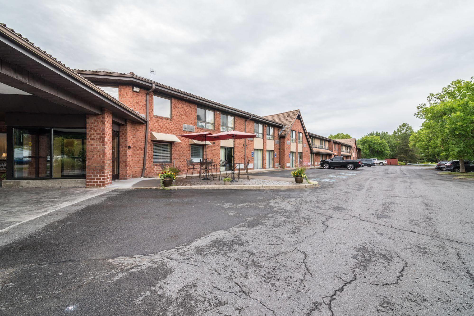Quality Inn Ithaca - University Area Bagian luar foto